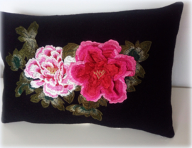 Zwart wollen sierkussen met geborduurde 3D bloemen mosgroen/roze/fuchsia  35 x 50 cm