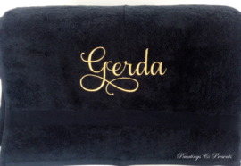 Luxe handdoek 50 x 100 cm zwart met (gewenste) naam in geelgoud