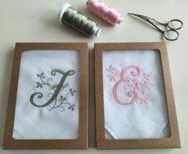 Geborduurde zakdoek wit met monogram initiaal 'leafs'
