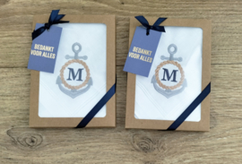 Luxe zakdoek met monogram anker en letter geborduurd bedankt meester