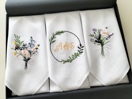 Luxe dames zakdoeken geborduurd veldboeket en initialen katoenen huwelijk geschenkdoos zwart