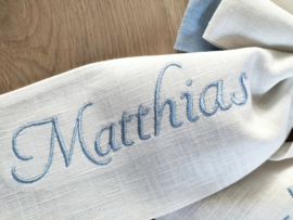 Cadeaupakket stoeltje met beer linnen strik gebreide deken en kaart naam geborduurd  (vanaf prijs)