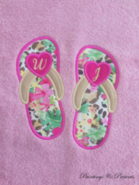 Oud roze baddoek 60 x 110 cm met applicatie slippers en initialen fuchsia/goud/tropical