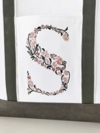 Boodschappen tas canvas met geborduurde bloemenletter initiaal droogbloemen