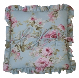 Kussen 45 x 45 cm met roezelrand, strikjes 'English rose' light blue