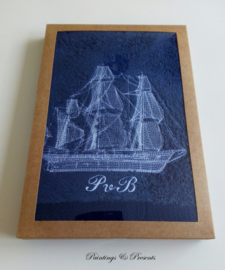 Luxe handdoek 50 x 100 cm navy donkerblauw met schip en initialen geborduurd