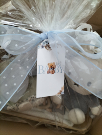Cadeaupakket baby blauw gebreide deken geborduurd met naam, knuffel Nijntje en speelkubus