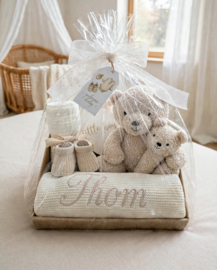 Geboorte cadeau crème/ zandkleur gebreide wiegdeken geborduurd met naam, teddybeer Jollein