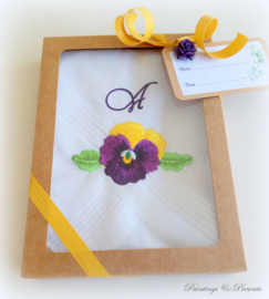 Geborduurde zakdoek wit met  viooltje en letter/initialen