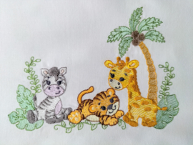 Wieglaken 75 cm x 100 cm in wit jungle baby dieren geborduurd