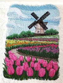 Geborduurd gastendoekje crème met molen en tulpenveld Holland