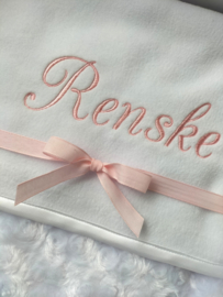 Cadeaupakket baby wit fleece deken, romper, muts, slofjes met geborduurde naam roze