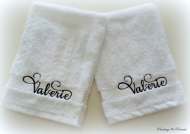 Luxe handdoek 50 x 100 cm wit met (gewenste) naam in zwart en 2 washandjes met naam