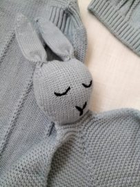 Cadeauset gebreide licht jeansblauw tuinbroek, mutsje en knuffeldoek met geborduurde naam
