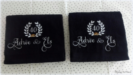 Geborduurde handdoek zwart met namen '40 jaar getrouwd'