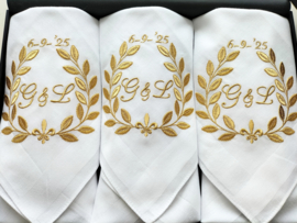 Luxe gepersonaliseerde zakdoeken met geborduurde initialen in geschenkdoos huwelijk