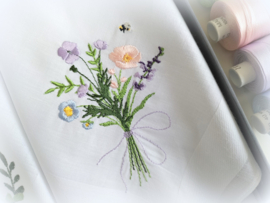 Luxe dames zakdoeken met borduring veldboeket en initiaal naar wens in geschenkdoos zwart