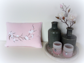 Licht roze kussen gewassen linnen 'cherry blossom' kersenbloesem/ sakura 33 x 48 cm