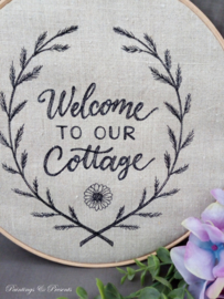 Welkomstbord geborduurd 'Welcome to our cottage' naturel linnen in borduurring