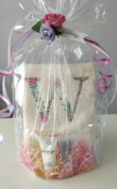 Cadeau geborduurd gastendoekje crème met bloemenletter en mini flesjes douche