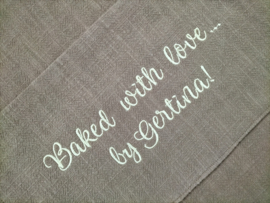 Keukenschort cognac stone washed linnen geborduurde, gepersonaliseerde naam en cupcake