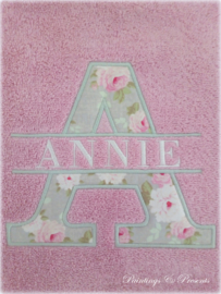 Oud roze baddoek 60 x 110 cm met applicatie grijs rozen letter en naam