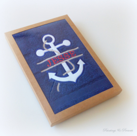 Luxe handdoek 50 x 100 cm navy blauw met naam/rood en anker geborduurd