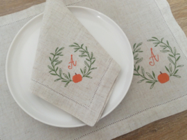 Landelijke set linnen servet en placemat 'pompoen in krans' met initiaal/letter geborduurd