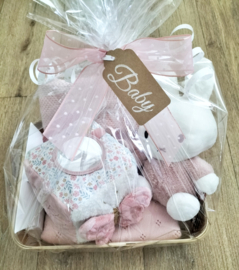 Cadeaupakket baby roze gebreide deken geborduurd met naam, knuffel Nijntje en speelkubus