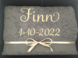 Luxe handdoek 50 x 100 cm forest green met (gewenste) naam in geelgoud in cadeaudoos