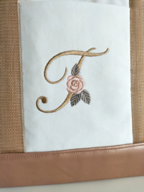 Boodschappen/ handwerktas canvas met geborduurde bloemenletter initiaal English garden