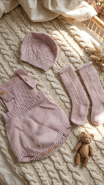 Gebreid babypakje licht oud roze; mutsje, romper en kousjes