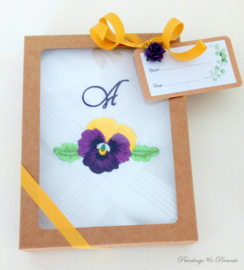 Geborduurde zakdoek wit met  viooltje en letter/initialen
