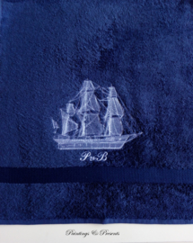 Luxe handdoek 50 x 100 cm navy donkerblauw met schip en initialen geborduurd