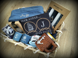 Cadeaupakket op maat: donkerblauw/ bruin/ wit maritiem cadeaupakket luxe mand