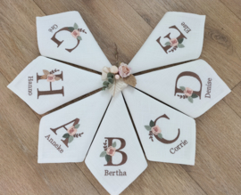 Gepersonaliseerde servet off white linnen met naam en letter corsage roos initiaal geborduurd huwelijk camel bruin beige zalm