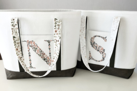 Boodschappen tas canvas met geborduurde bloemenletter initiaal mille fleurs