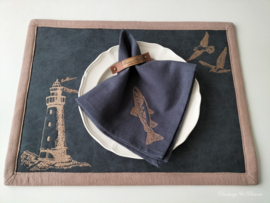 Landelijke linnen antraciet servet met geborduurd visje met kunstleren servetring cognac/ camel