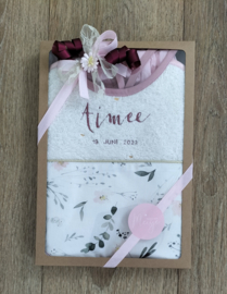 Slab badstof/ wafelstof licht oud roze/  takjes bloem met geborduurde naam geboortekaartje