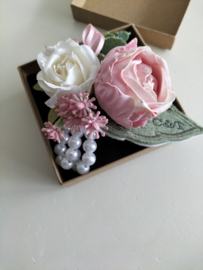 Armbandcorsage parels en bloemen rozen, eucalyptus, satijnlint en geborduurd blad vilt