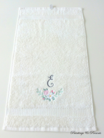 Geborduurd gastendoekje crème met gewenste initiaal/letter corsage