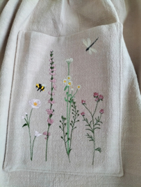 Linnen schort met geborduurde veldbloemen naturel/ licht beige stone washed