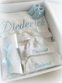 Cadeaupakket baby boy wit blauw deken, romper, muts, slofjes met geborduurde naam