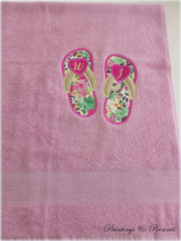 Oud roze baddoek 60 x 110 cm met applicatie slippers en initialen fuchsia/goud/tropical