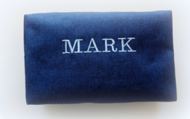 Luxe badset heren marine/jeans handdoek 50 x 100 cm  en toillettas met naam 50 x 100 cm geborduurd in navy/jeans/wit