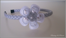 Diadeem licht grijs/witte stip met zilver grijs bloempje