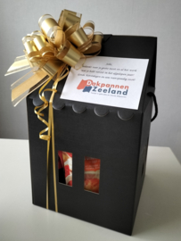 Kerstpakket bedrijfslogo zwart huisje Dakpannen Zeeland