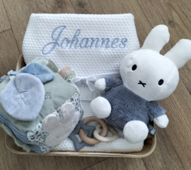 Cadeaupakket baby blauw gebreide deken geborduurd met naam, knuffel Nijntje en speelkubus