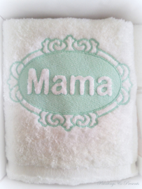 Luxe handdoek 50 x 100 cm wit/mintgroen met embossing borduring mama 'moederdagcadeau'