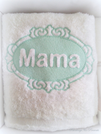 Luxe badset 50 x 100 cm wit/mintgroen met embossing borduring mama 'moederdagcadeau'